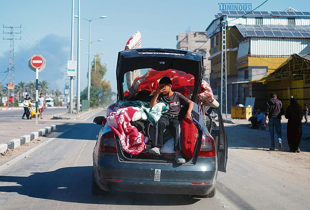 Signalling offensive in south, Israel asks Gazans to evacuate